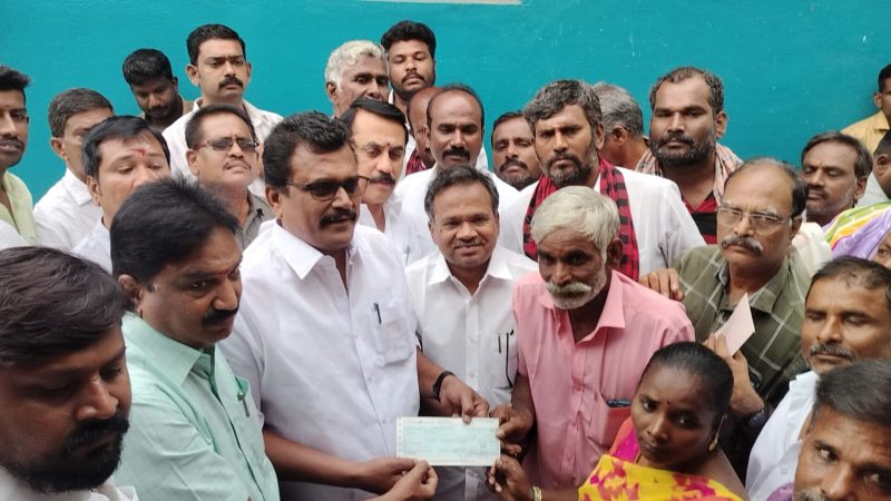 போடி அருகே மீனாட்சிபுரத்தில் மின்சாரம் தாக்கி உயிர் இழந்த போது மணி என்பவர் குடும்பத்தினருக்கு மின்வாரியத் துறையினர் சார்பாக 10 லட்சம் ரூபாயை எம் பி தங்க தமிழ்ச்செல்வன் அவர்கள் வழங்கினார்.