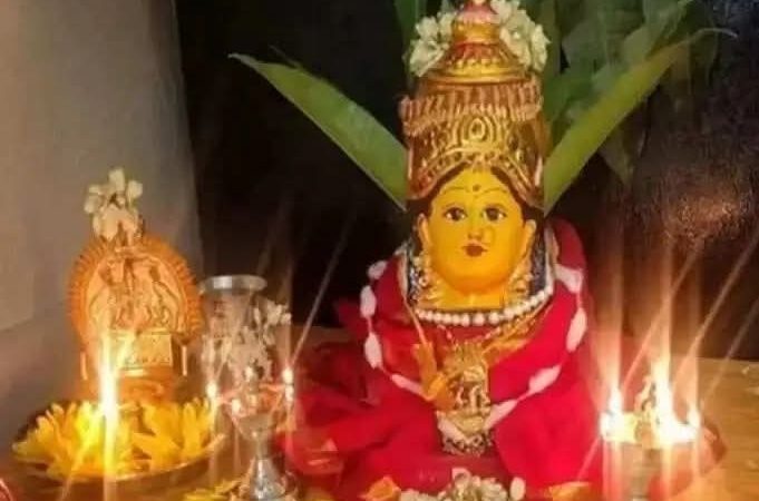சாயல்குடி அருகே அம்மன் கோயிலில் ஒவ்வொரு வருடமும் ஆடி மாதம் முழுவதும் நடை சாத்தப்படுகிறது.