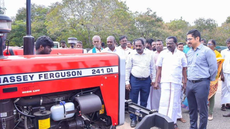 ராமநாதபுரம் மாவட்டம், ஆட்சியர் அலுவலக வளாகத்தில் அமைந்துள்ள ஹெலிபேட் அருகில் பொறியியல் துறை மூலம் வேளாண் இயந்திரங்கள் (ம)வேளாண்மை கருவிகள் பாதுகாப்பு குறித்த மாவட்ட அளவிலான முகாமினை மாவட்ட ஆட்சித் தலைவர் சிம்ரன்ஜீத் சிங் காலோன்,பரமக்குடி சட்டமன்ற உறுப்பினர் முருகேசன் ஆகியோர் ரிப்பன் வெட்டி தொடங்கி வைத்து பார்வையிட்டனர்.