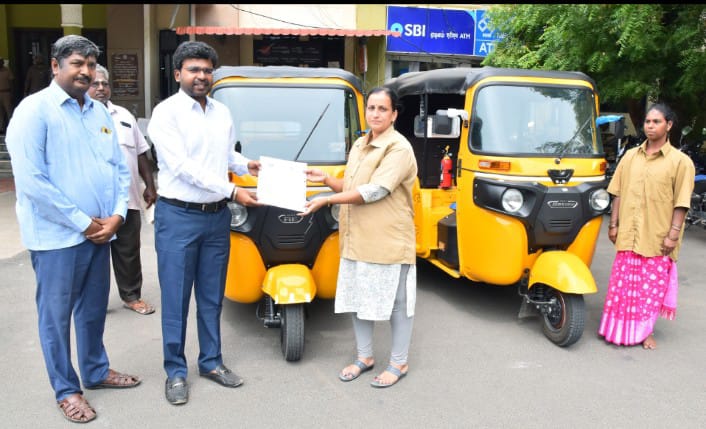 பெரம்பலூர் மாவட்டம்தொழிலாளர் நலத்துறையின் மூலம் இரண்டு மகளிருக்கு தலா ரூ.1லட்சம் மானிய விலையில் பயனியர் ஆட்டோக்களை மாவட்ட ஆட்சித்தலைவர் திரு.ச.அருண்ராஜ்,இ.ஆ.ப.,அவர்கள் வழங்கினார்.