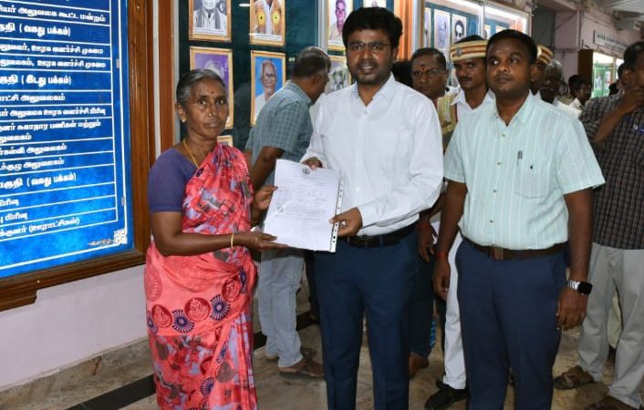 பெரம்பலூர் மாவட்டம்பார்வையற்ற மாற்றுத்திறனாளி மாணவனின் உயர்கல்விக்கு உதவிய பெரம்பலூர் மாவட்ட ஆட்சித்தலைவர் திரு.ச.அருண்ராஜ்,இ.ஆ.ப. அவர்கள் – மக்கள் குறைதீர்க்கும் நாள் கூட்டத்தில் நெகழ்ச்சி சம்பவம்.