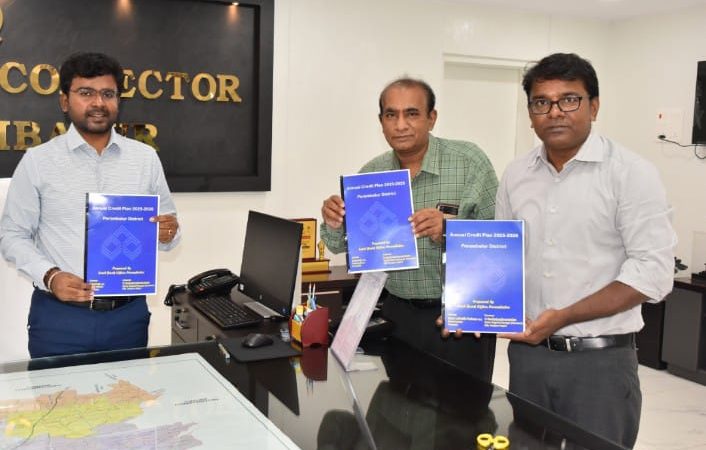 பெரம்பலூர் மாவட்டம்பெரம்பலூர் மாவட்டத்தில் ரூ.7,616.17 கோடி வங்கிக்கடன் வழங்க இலக்கு நிர்ணயம் செய்யப்பட்டுள்ளது. கடன் திட்ட அறிக்கையை வெளியிட்டு மாவட்ட ஆட்சித்தலைவர் திரு.ச.அருண்ராஜ்,இ.ஆ.ப., அவர்கள் தகவல்.
