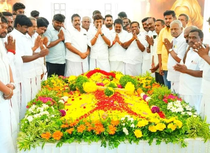 ராமநாதபுரம் மாவட்டம் இராமேஸ்வரம் பேக்கரும்புவில் இன்று முன்னாள் இந்திய ஜனாதிபதி டாக்டர் ஏபிஜே அப்துல் கலாம் நினைவு நாள் தினம் அனுசரிக்கபட்டது இதில் மாவட்ட கழக செயலாளர் சட்ட மன்ற உறுப்பினர் காதர் பாட்சா முத்துராமலிங்கம் கலந்து கொன்டு சிறப்பித்தார்.