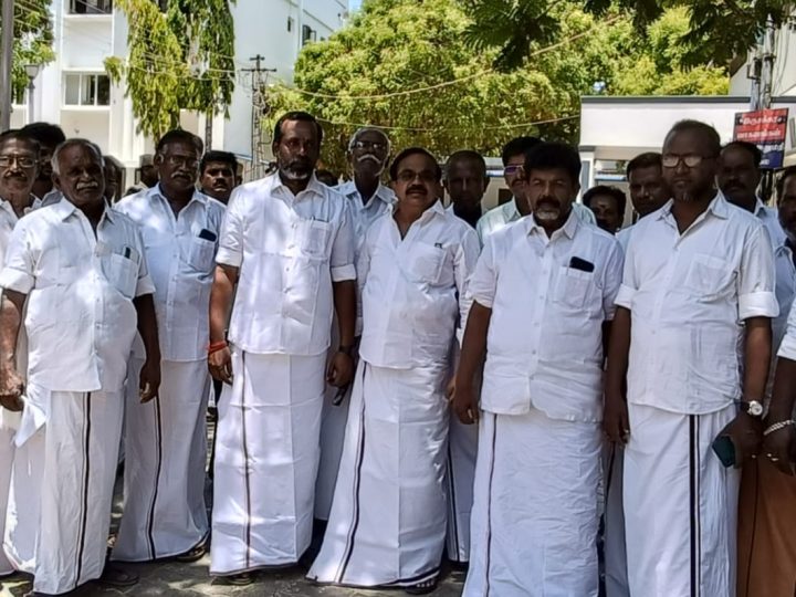 ராமநாதபுரம் மாவட்ட மதிமுக சார்பில் அவதூறு பரப்புவோர் மீது நடவடிக்கை எடுக்க வேண்டும் என மாவட்ட காவல் கண்காணிப்பாளர் சந்தீஷிடம் மாவட்டச் செயலாளர் வி.கே.சுரேஷ் தலைமையில் மனு அளித்தனர்.