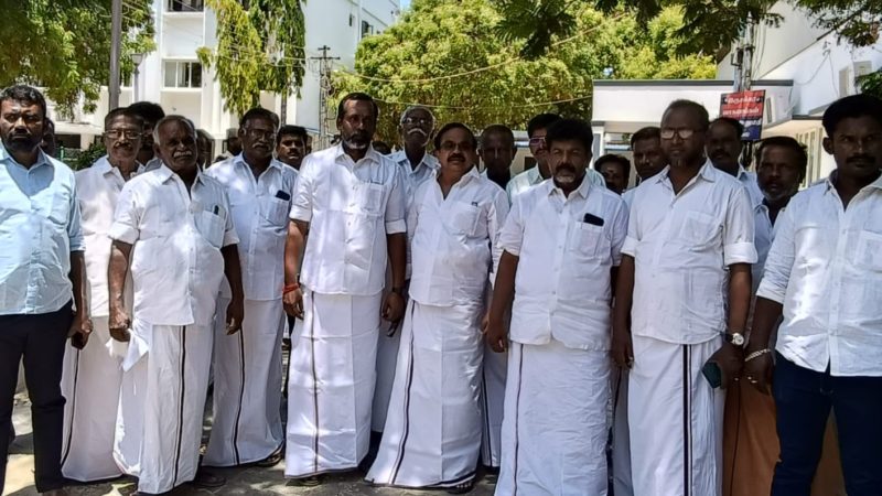ராமநாதபுரம் மாவட்ட மதிமுக சார்பில் அவதூறு பரப்புவோர் மீது நடவடிக்கை எடுக்க வேண்டும் என மாவட்ட காவல் கண்காணிப்பாளர் சந்தீஷிடம் மாவட்டச் செயலாளர் வி.கே.சுரேஷ் தலைமையில் மனு அளித்தனர்.