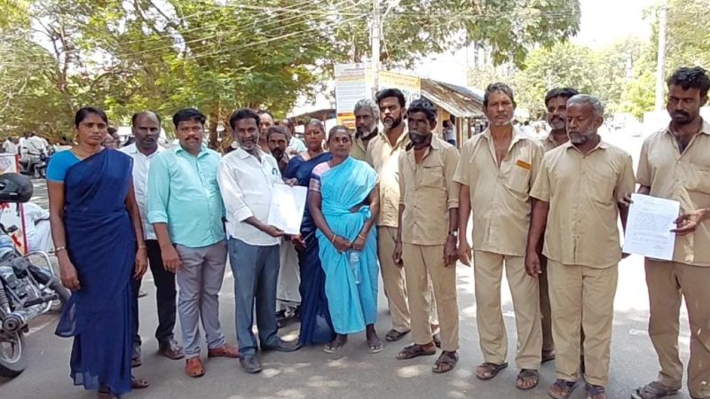 கமுதி பேரூராட்சி தூய்மைபணியாளர்கள் பணிசுமை அதிகரிப்பதாக. கலெக்டரிடம் கோரிக்கை மனு வழங்கினர் . . . .