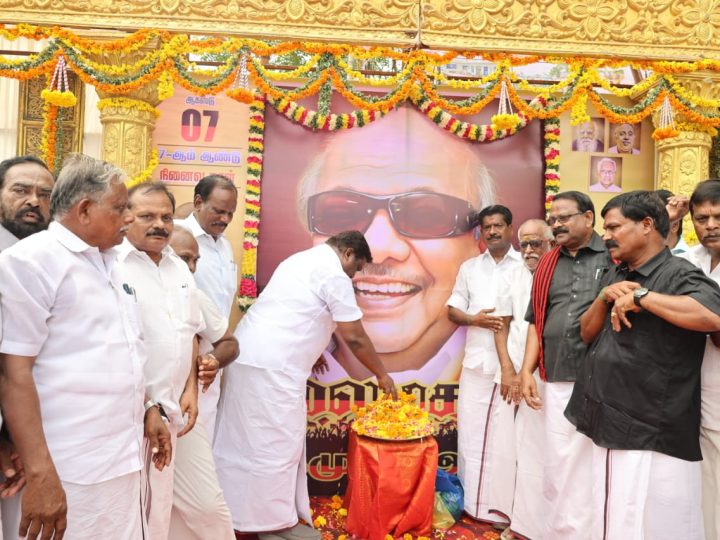 அரியலூர் மாவட்ட கழகத்தின் சார்பில் முத்தமிழறிஞர் தலைவர் கலைஞர் அவர்களின் 7-ஆம் ஆண்டு நினைவு தினத்தை முன்னிட்டு,தமிழ்நாடு அரசு போக்குவரத்து மற்றும் மின்சாரத்துறை அமைச்சர் சா.சி.சிவசங்கர் சத்திரம் பகுதியில் இருந்து கடைவீதி,மாங்காய் பிள்ளையார் கோயில் தெரு, தேரடி, பேருந்து நிலையம் வழியாக அமைதி பேரணியாக வந்து அரியலூர் அண்ணா சிலை அருகில் முத்தமிழ் அறிஞர் தலைவர் கலைஞர் அவர்களின் திருவுருவப்படத்திற்கு மலர்தூவி மரியாதை செலுத்தினார்,