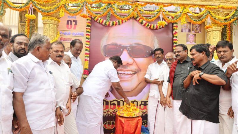 அரியலூர் மாவட்ட கழகத்தின் சார்பில் முத்தமிழறிஞர் தலைவர் கலைஞர் அவர்களின் 7-ஆம் ஆண்டு நினைவு தினத்தை முன்னிட்டு,தமிழ்நாடு அரசு போக்குவரத்து மற்றும் மின்சாரத்துறை அமைச்சர் சா.சி.சிவசங்கர் சத்திரம் பகுதியில் இருந்து கடைவீதி,மாங்காய் பிள்ளையார் கோயில் தெரு, தேரடி, பேருந்து நிலையம் வழியாக அமைதி பேரணியாக வந்து அரியலூர் அண்ணா சிலை அருகில் முத்தமிழ் அறிஞர் தலைவர் கலைஞர் அவர்களின் திருவுருவப்படத்திற்கு மலர்தூவி மரியாதை செலுத்தினார்,
