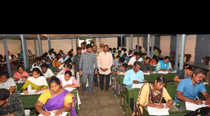 பெரம்பலூர் மாவட்டம்கரகாட்டம் சிலம்பாட்டம் மற்றும் தப்பாட்டம் ஆகிய கலைகளுக்கான பல்கலைக்கழக சான்றிதழ் எழுத்து தேர்வு நடைபெற்றதை மாவட்ட ஆட்சித்தலைவர் திரு.ச.அருண்ராஜ் இ.ஆ.ப., அவர்கள் நேரில் பார்வையிட்டு ஆய்வு செய்தார்