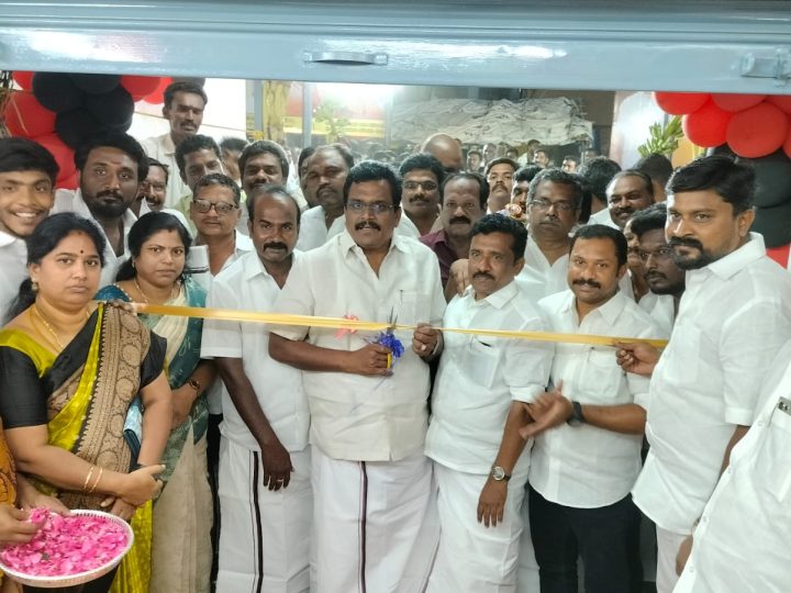 தேனி மாவட்டம் போடி பழைய பேருந்து நிலையத்தில் தேனி வடக்கு மாவட்ட திமுக இளைஞரணி சார்பாக கலைஞர் நூற்றாண்டு நூலகம் திறப்பு விழா தேனி வடக்கு மாவட்ட திமுக இளைஞரணி அமைப்பாளர் ஆஜிப்கான் தலைமையில் நடைபெற்றது.