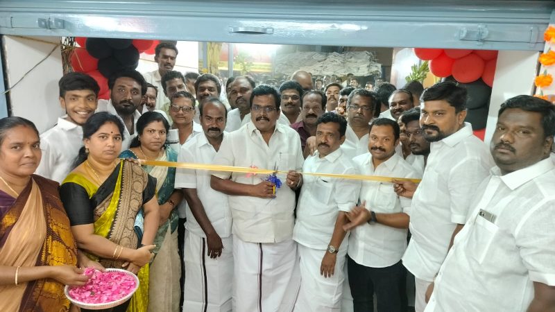தேனி மாவட்டம் போடி பழைய பேருந்து நிலையத்தில் தேனி வடக்கு மாவட்ட திமுக இளைஞரணி சார்பாக கலைஞர் நூற்றாண்டு நூலகம் திறப்பு விழா தேனி வடக்கு மாவட்ட திமுக இளைஞரணி அமைப்பாளர் ஆஜிப்கான் தலைமையில் நடைபெற்றது.