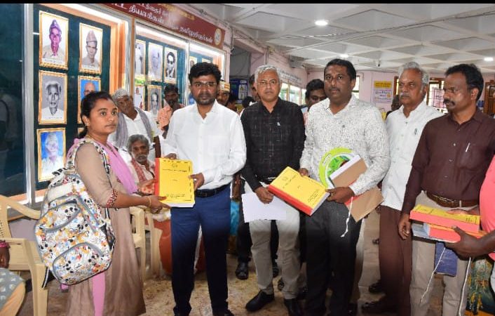 பெரம்பலூர் மாவட்டம்மக்கள் குறைதீர்க்கும் நாள் கூட்டத்தில் 24 பயனாளிகளுக்கு ரூ.11.34 லட்சம் மதிப்பிலான பல்வேறு அரசு நலத்திட்ட உதவிகளை மாவட்ட ஆட்சித்தலைவர் ச.அருண்ராஜ் இ.ஆ.ப., வழங்கினார்.