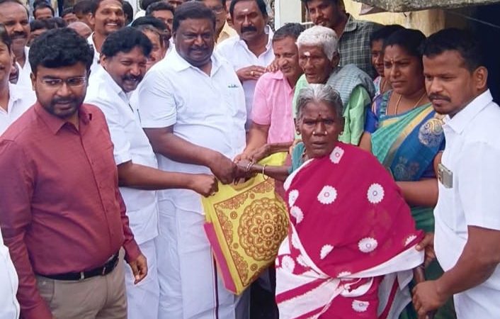 பெரம்பலூர் மாவட்டம்தமிழ்நாடு முதலமைச்சர் மு. க. ஸ்டாலின் தொடங்கி வைக்கப்பட்டுள்ள வயது முதிர்ந்தோர் மற்றும் மாற்றுத்திறனாளிகளின் இல்லத்திற்கே சென்று குடிமைப் பொருட்களை வழங்கும் “முதலமைச்சரின் தாயுமானவர் திட்டத்தின் கீழ் பெரம்பலூர் மாவட்டத்தில் 15,764 பயனாளிகள் பயன் பெறவுள்ளனர் எனபோக்குவரத்து மற்றும் மின்சாரத்துறை அமைச்சர் சா.சி.சிவசங்கர் தகவல்.