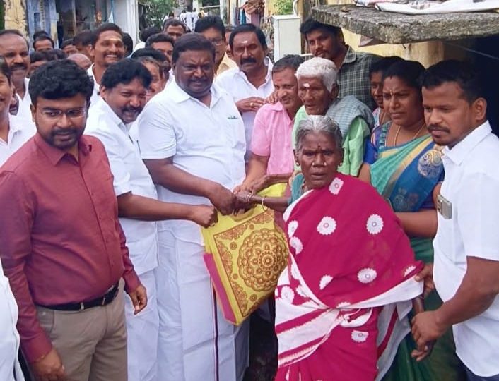 பெரம்பலூர் மாவட்டம்தமிழ்நாடு முதலமைச்சர் மு. க. ஸ்டாலின் தொடங்கி வைக்கப்பட்டுள்ள வயது முதிர்ந்தோர் மற்றும் மாற்றுத்திறனாளிகளின் இல்லத்திற்கே சென்று குடிமைப் பொருட்களை வழங்கும் “முதலமைச்சரின் தாயுமானவர் திட்டத்தின் கீழ் பெரம்பலூர் மாவட்டத்தில் 15,764 பயனாளிகள் பயன் பெறவுள்ளனர் எனபோக்குவரத்து மற்றும் மின்சாரத்துறை அமைச்சர் சா.சி.சிவசங்கர் தகவல்.