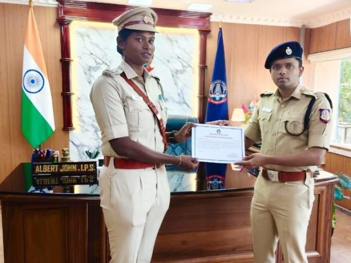 தூத்துக்குடி தென்பாகம் காவல் நிலைய எல்லைக்குட்பட்ட பகுதியில் கத்தியால் ஒருவரை ஒருவர் தாக்கிக் கொண்டிருந்த போது தன் உயிரை பணையம் வைத்து அசம்பாவிதம் நடக்காமல் தடுத்து நிறுத்தி துரிதமாக செயல்பட்ட பெண் சார்பு ஆய்வாளருக்கு மாவட்ட காவல் கண்காணிப்பாளர்  பாராட்டு;-