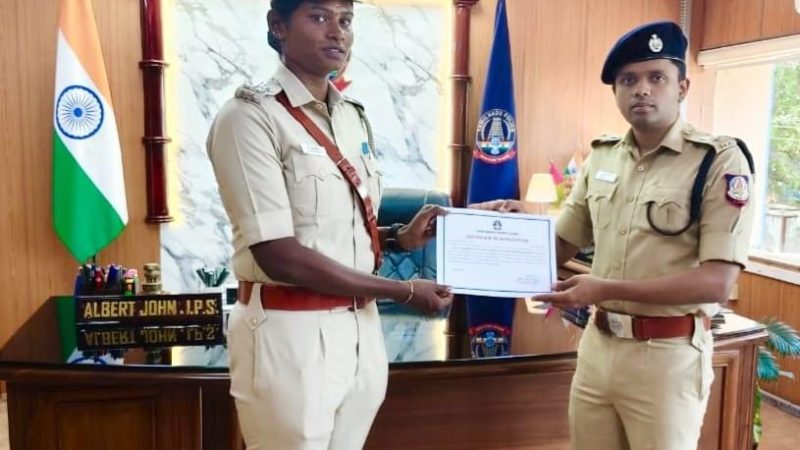 தூத்துக்குடி தென்பாகம் காவல் நிலைய எல்லைக்குட்பட்ட பகுதியில் கத்தியால் ஒருவரை ஒருவர் தாக்கிக் கொண்டிருந்த போது தன் உயிரை பணையம் வைத்து அசம்பாவிதம் நடக்காமல் தடுத்து நிறுத்தி துரிதமாக செயல்பட்ட பெண் சார்பு ஆய்வாளருக்கு மாவட்ட காவல் கண்காணிப்பாளர்  பாராட்டு;-