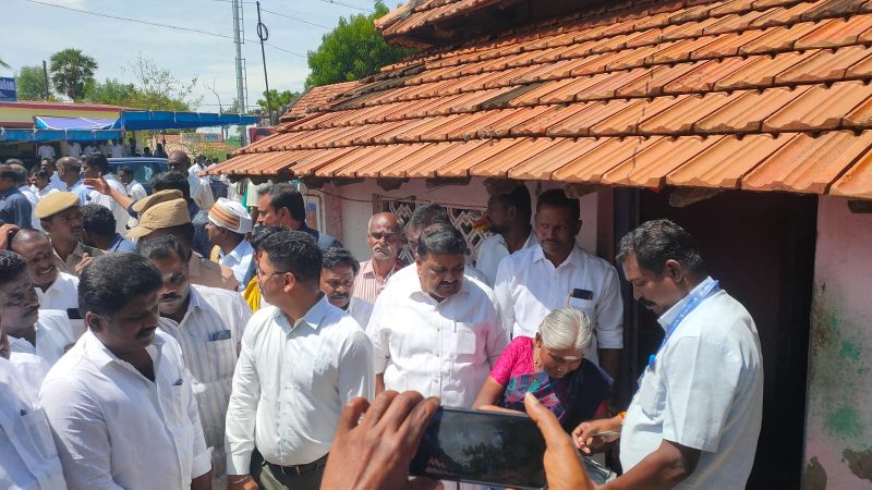 ராமநாதபுரம், ஆக.13 – முதலமைச்சரின் தாயுமானவர் திட்டத்தை காணொளிக்காட்சியின் மூலம்தமிழ்நாடு முதலமைச்சர் ஸ்டாலின்துவக்கி வைத்தார் இதன் படி ராமநாதபுரம் மாவட்டம், முதுகுளத்தூர் வட்டம், வெண்ணீர்வாய்க்கால் ஊராட்சியில் முதலமைச்சரின் தாயுமானவர் திட்ட துவக்க விழாவில் வனம், கதர் துறை அமைச்சர் ராஜகண்ணப்பன், மாவட்ட ஆட்சியர் சிம்ரன்ஜீத் சிங் காலோன் ஆகியோர் பங்கேற்றனர்.