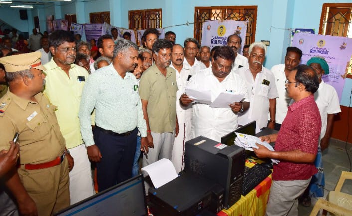 பெரம்பலூர் மாவட்டம்போக்குவரத்து மற்றும் மின்சாரத்துறை அமைச்சர் சா.சி.சிவசங்கர் புதுவேட்டக்குடி ஊராட்சியில் நடைபெற்ற ஊரகப் பகுதிகளுக்கான உங்களுடன் ஸ்டாலின் திட்ட முகாமினை பார்வையிட்டு, பொதுமக்களிடமிருந்து கோரிக்கை மனுக்களைப் பெற்றுக் கொண்டார்.