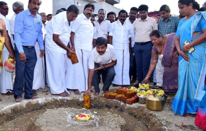 பெரம்பலூர் மாவட்டம்குரும்பலூர் பேரூராட்சிக்குட்பட்ட பகுதிகளில் ரூ.5.36 கோடி மதிப்பீட்டில் புதிய திட்டப் பணிகளுக்கு மாவட்ட ஆட்சித்தலைவர் ச.அருண்ராஜ் இ.ஆ.ப., தலைமையில்பெரம்பலூர் பாராளுமன்ற உறுப்பினர் கே.என். அருண்நேருஅடிக்கல் நாட்டி பணிகளை தொடங்கி வைத்தார்.