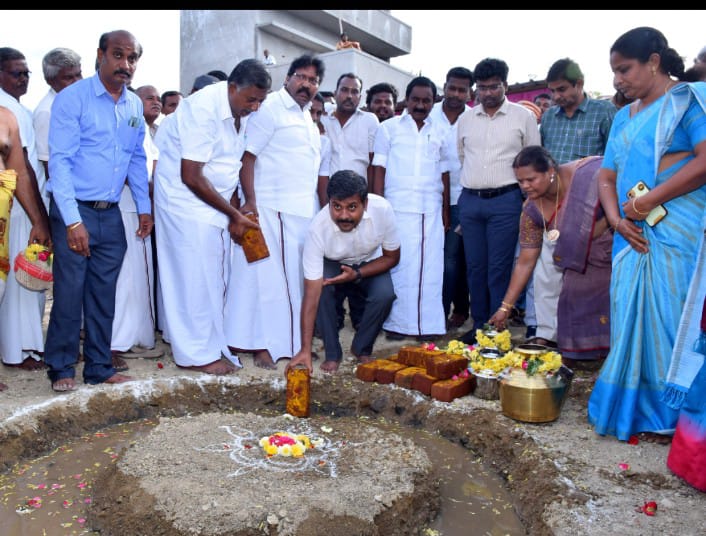 பெரம்பலூர் மாவட்டம்குரும்பலூர் பேரூராட்சிக்குட்பட்ட பகுதிகளில் ரூ.5.36 கோடி மதிப்பீட்டில் புதிய திட்டப் பணிகளுக்கு மாவட்ட ஆட்சித்தலைவர் ச.அருண்ராஜ் இ.ஆ.ப., தலைமையில்பெரம்பலூர் பாராளுமன்ற உறுப்பினர் கே.என். அருண்நேருஅடிக்கல் நாட்டி பணிகளை தொடங்கி வைத்தார்.