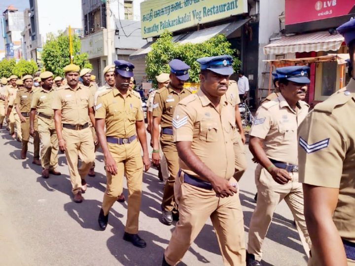 காவல்துறை சார்பில் நடைபெற்ற கொடி அணிவகுப்பு