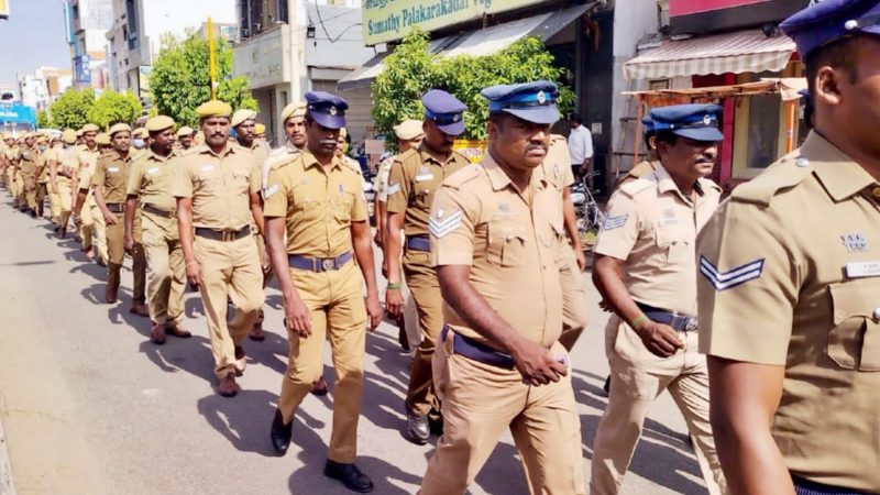 காவல்துறை சார்பில் நடைபெற்ற கொடி அணிவகுப்பு