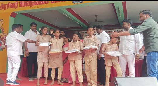 மனித உரிமைகள் மற்றும் மனித வள மேம்பாட்டு அமைப்பு சார்பாக அரசு பள்ளியில் கல்வி பயிலுகின்ற மாணவர்களுக்கு கல்வி உதவி நலத் திட்டங்கள் மற்றும் போதை பொருட்கள் பயன்பாட்டுக்கு எதிரான விழிப்புணர்வு நிகழ்ச்சி நடைபெற்றது