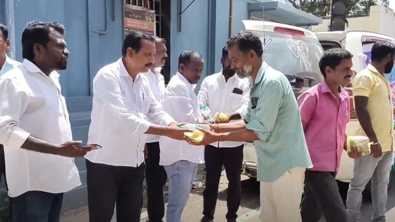 மயிலாடுதுறையில் அன்புக்கரங்கள் அறக்கட்டளை சார்பாக சுமார் 500க்கும் மேற்பட்டோருக்கு அன்னதானம் வழங்கப்பட்டது