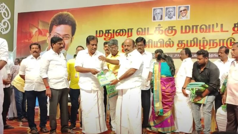 மதுரை வடக்கு மாவட்ட திமுக சார்பில் ஓரணியில் தமிழ்நாடு உறுப்பினர் சேர்க்கையில் சிறப்பாக செயல்பட்ட நிர்வாகிகளை பாராட்டி பரிசுகளை வடக்கு மாவட்ட செயலாளர் வணிகவரி மற்றும் பதிவுத்துறை அமைச்சர் மூர்த்தி வழங்கினார்