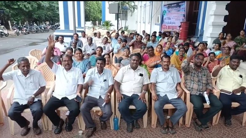 வருவாய் துறை சங்கங்களின் கூட்டமைப்பு சார்பில் திருவாரூர் மாவட்ட ஆட்சியர் அலுவலகம் முன்பு கோரிக்கைகள் வலியுறுத்தி வருவாய்த்துறை அலுவலர்கள் இரவு 8 மணி வரை காத்திருப்பு போராட்டம்…