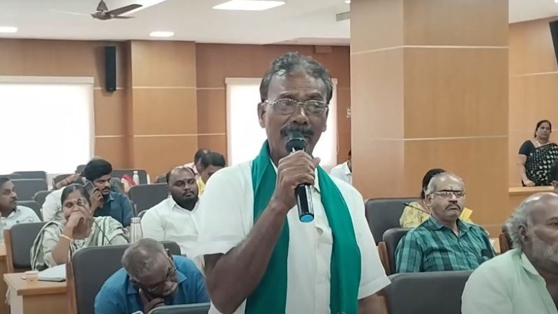 மயிலாடுதுறை மாவட்டத்தில் நேரடி நெல் கொள்முதல் நிலையங்களில் மூட்டைக்கு 40 ரூபாய் லஞ்சம் கேட்கும் விவகாரம், புகார் செய்த விவசாயிக்கு கொலை மிரட்டல் விடுக்கப்படுவதாக விவசாயிகள் குறைதீர்க்கும் கூட்டத்தில் மாவட்ட ஆட்சியர் முன்னிலையில் அச்சப்பட்டு பேசிய விவசாயி, தங்களது உயிருக்கு பாதுகாப்பு இல்லை என்று வேதனை தெரிவித்தார் :-
