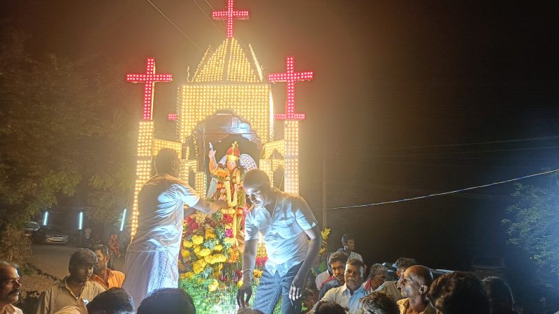 கமுதி அருகே தூய மிக்கில் அதிதூதர் ஆலயதேர்பவனியில் இந்துக்கள் முளைப்பாரி தலையில் சுமந்து ஊர்வலம்.