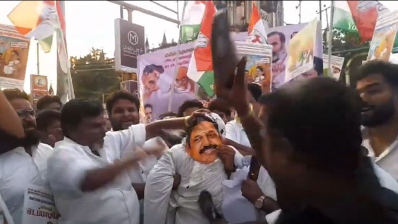 காங்கிரஸ் மாநில தலைவர் செல்வப்பெருந்தகையை தரக்குறைவாக பேசிய எடப்பாடி பழனிச்சாமி உருவ பொம்மையை செருப்பால் அடித்த திருச்சியில் காங்கிரஸ் கட்சியினர் கண்டன.