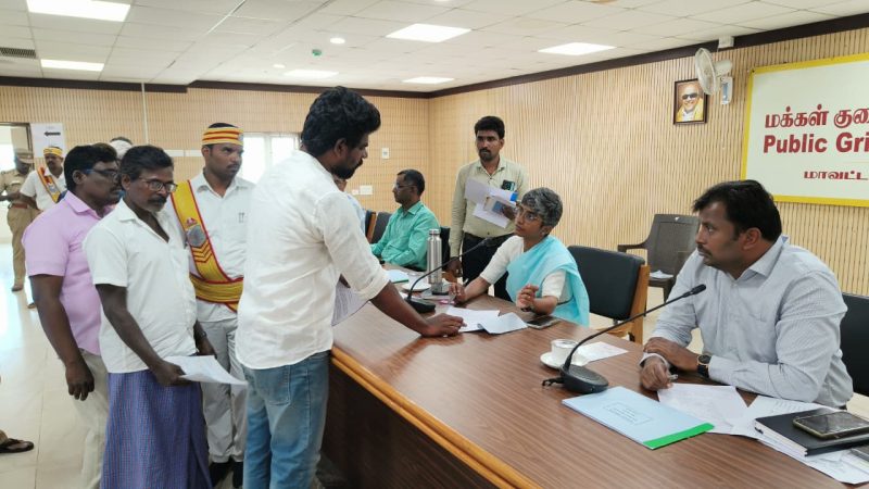 ஏரிகளில் மண்வெட்டி எடுத்து கொள்ளையடிக்கும் மாஃபியா கும்பலுக்கு துணை போகும் அரசு அதிகாரிகள் மீது நடவடிக்கை எடுக்க கோரி மாவட்ட ஆட்சியரிடம் புகார்.