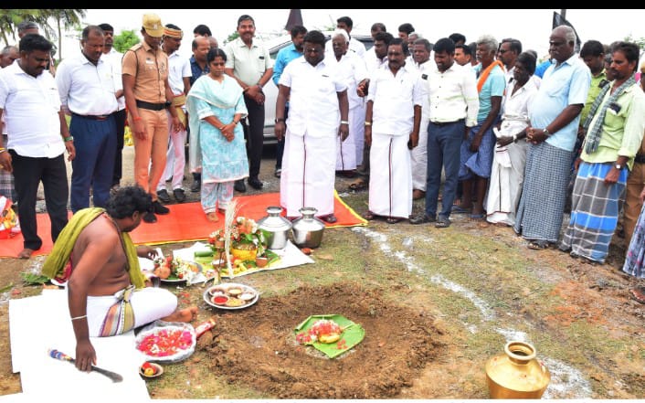 பெரம்பலூர் மாவட்டம், போக்குவரத்து மற்றும் மின்சாரத்துறை அமைச்சர் சா.சி.சிவசங்கர் ஆலத்தூர் ஊராட்சி ஒன்றியத்திற்குட்பட்ட பல்வேறு பகுதிகளில் ரூ.17.19 கோடி மதிப்பீட்டில் 9 புதிய திட்டப்பணிகளுக்கு அடிக்கல் நாட்டினார்.
