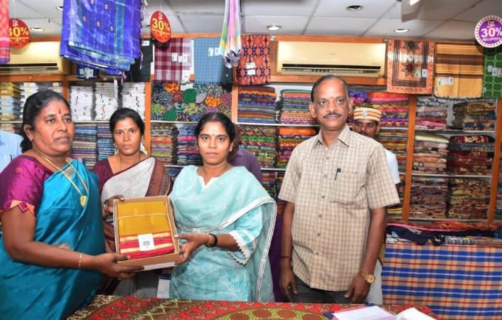 நடப்பாண்டு தீபாவளி விற்பனை இலக்கு ரூ.38 லட்சம் – கோ-ஆப்டெக்ஸ் நிறுவனத்தின் தீபாவளி சிறப்பு விற்பனை…!