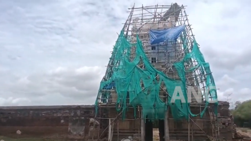 அறந்தாங்கி அருகே அமைந்துள்ள பழமை வாய்ந்த ஸ்ரீ ஆதிகேசவ பெருமாள் கோவிலின் திருப்பணிகளுக்காக இந்து அறநிலையத்துறையின் சார்பாக ஒதுக்கப்பட்டுள்ள நிதி முறையாக செலவிடப்பட்டுள்ளனவா என்பது குறித்து பார்வையிட வந்த இந்து அறநிலையத்துறை அதிகாரிகள். பணிகள் தாமதமாகாமல் துரிதமாக செயல்பட்டு திருப்பணிகளை முடிக்க வேண்டும் என அறிவுறுத்திய உயர் அதிகாரிகள்..