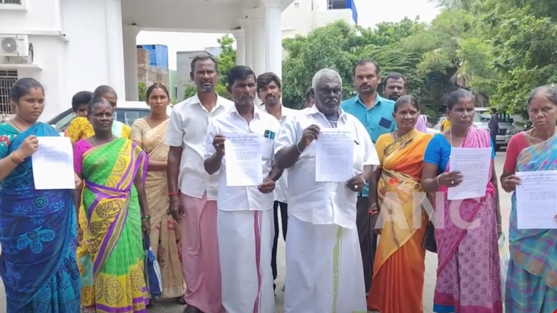 எங்களது கோரிக்கை பத்து நாளுக்குள் நிறைவேற பட்சத்தில் சென்னை உயர் நீதிமன்றம் மதுரை கிளை முன்பு பிச்சை எடுக்கும் போராட்டம் மதுரை மாநகராட்சிகள் புதிதாக இணைக்கப்பட்ட துப்புரவு பணியாளர் சங்கம் சார்பில் அறிவிப்பு
