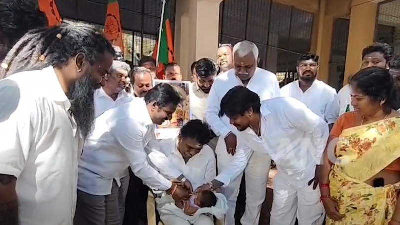 தேசிய தொழிலாளர்கள் தினத்தை முன்னிட்டு பி.ஜே.எம்.எம் அமைப்பு சாரா தொழிலாளர்கள் சங்கத்தினர் கோவை அரசு மருத்துவமனையில் பிறந்த 17 குழந்தைகளுக்கு தங்க மோதிரங்களை அணிவித்தனர்…..