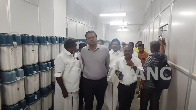 திருச்சி மாவட்ட ஆட்சியர் அலுவலகத்தில் மின்னணு வாக்குப்பதிவு இயந்திர மாவட்ட ஆட்சியர் ஆய்வு – அங்கீகரிக்கப்பட்ட கட்சிகள் பங்கேற்றனர்.
