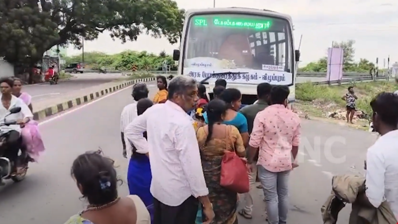 செஞ்சியில் அரசு பேருந்து பழுதடைந்து பாதி வழியிலேயே நின்றதால் மேல்மலையனூர் அங்காளம்மன் கோவிலுக்கு சென்ற பயணிகள்(பக்தர்கள்) சாலையில் காத்துக் கிடந்த அவலநிலை.