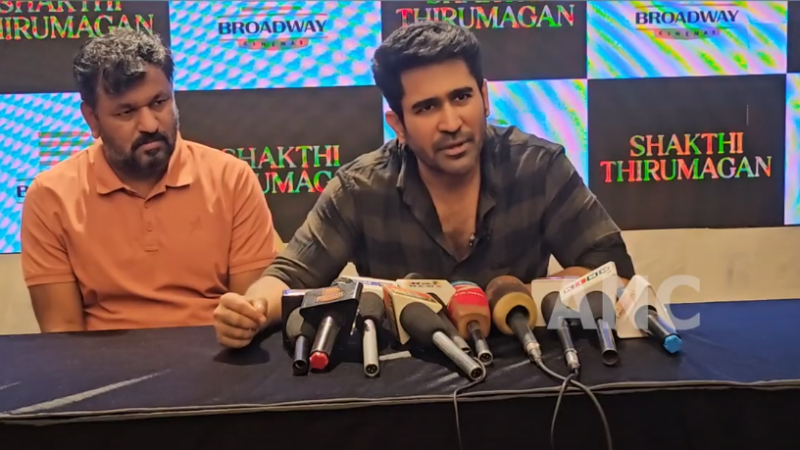 கோவை ப்ராட்வே திரையரங்கில் சக்தி திருமகன் திரைப்படம் குறித்து நடிகர் விஜய் ஆண்டனி பார்வையாளர்களை சந்தித்து கேட்டறிந்தார்.