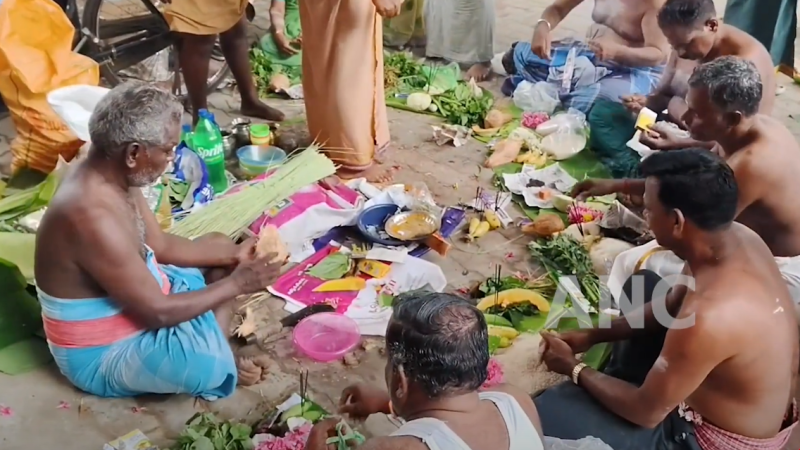 மகாளய அமாவாசையை முன்னிட்டு மயிலாடுதுறையில் காவிரி ஆற்றில் 16 தீர்த்தக் கிணறுகள் அமைந்துள்ள புனித துலாக்கட்டத்தில், திரளான பக்தர்கள் முன்னோர்களுக்கான திதி கொடுத்து பலிகர்ம பூஜைகள் செய்து, வழிபாடு:-