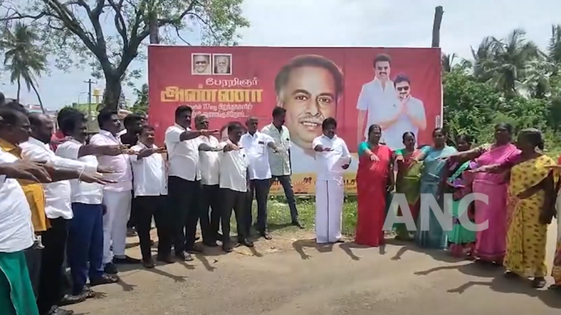 பேரறிஞர் அண்ணாவின் 117வது பிறந்தநாள் விழாவை முன்னிட்டு சென்னை வடகிழக்கு மாவட்ட திமுக செயலாளர் மாதவரம் சட்டமன்ற உறுப்பினர் எஸ்.சுதர்சனம் உத்தரவின் படி சென்னை மாதவரம் தொகுதிக்குட்பட்ட புழல் ஒன்றியம் விளாங்காடு பாக்கம் ஊராட்சியில் தமிழ்நாட்டை தல குனிய விடமாட்டோம் என உறுதிமொழி ஏற்றுக் கொண்டனர்