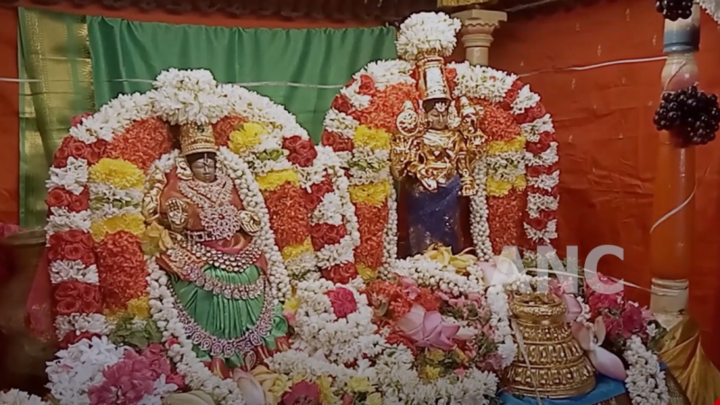 சிவகங்கை மாவட்டம் காரைக்குடி அருகே தென் திருப்பதி என்று போற்றப்படும் அரியக்குடி திருவேங்கடமுடையான் கோவிலில் பெருமாள் நின்ற கோலத்தில் காட்சி தருகிறார். பொதுவாகவே புரட்டாசி மாதம் சனிக்கிழமைகளில் பெருமாள் கோவிலில் சிறப்பான வழிபாடு
