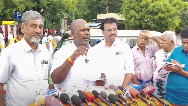 விஜய் பரீட்சை எழுதாமல் பாஸாகி விடுவேன் என சொல்கிறார், விஜய் பரிட்சை எழுதட்டும் அவர் பாஸ் ஆவாரா? இல்லையா? என்பதை பொறுத்திருந்து பார்ப்போம், திமுகவிற்கும், தவெகவிற்கும் போட்டியென விஜய் அறியாமல், தெரியாமல் பேசுகிறார் என மதுரையில் ஆர்.பி.உதயகுமார் பேட்டி