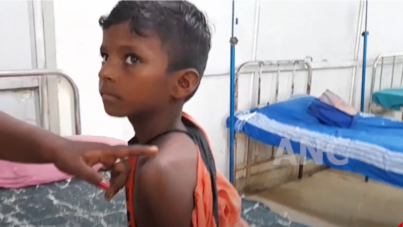 3ம் வகுப்பு படிக்கும் மாணவன் தன்னை மீறி கால்சட்டையில் மழம் கழித்துள்ளான் தலைமை ஆசிரியர் ஆரோக்கியதாஸ் மாணவனை அடித்து வெளியே அனுப்பியுள்ளார்.
