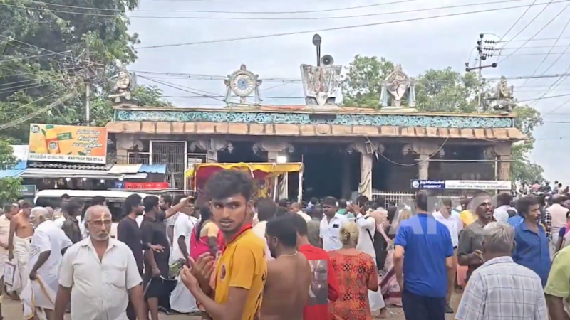 புரட்டாசி மாத மஹாளய அமாவாசை ஸ்ரீரங்கம் அம்மா மண்டபம் காவிரி ஆற்றில் குவியும் பொதுமக்கள் .