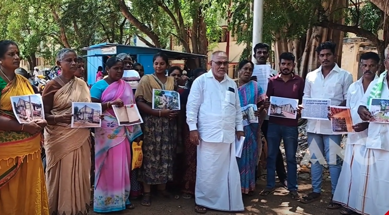கல்லல் அருகே சிதிலமடைந்த கட்டிடத்தில் தொடக்கப்பள்ளி – மாணவர்கள் உயிருக்கு ஆபத்து. ஆட்சியரிடம் கிராம மக்கள் மனு