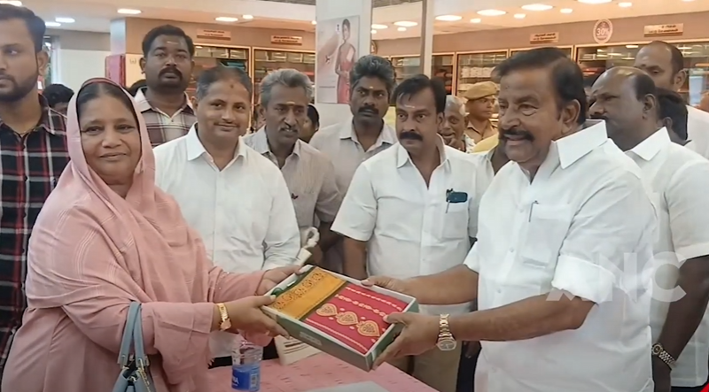 திருச்சியில் கோ-ஆப்டெக்ஸ் விற்பனை நிலையத்தில் தீபாவளி முதல் விற்பன – நகராட்சி நிர்வாகத்துறை அமைச்சர் கே.என்.நேரு தொடங்கி வைத்தார்.